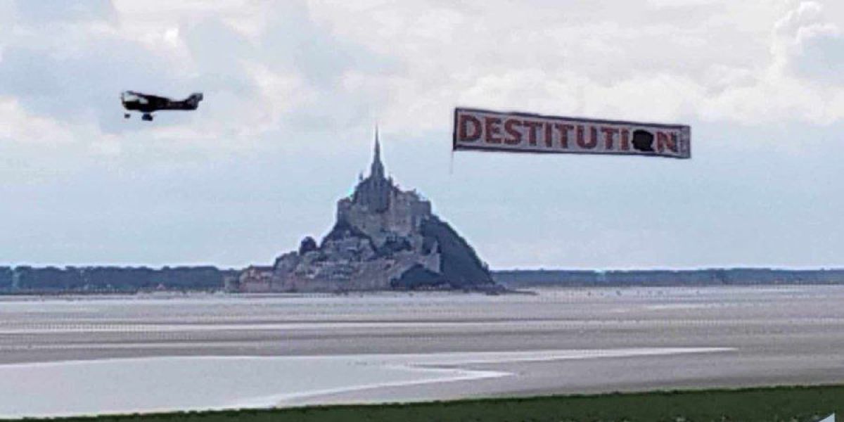 Banniere Destitution flottant au dessus du Mont Saint-Michel