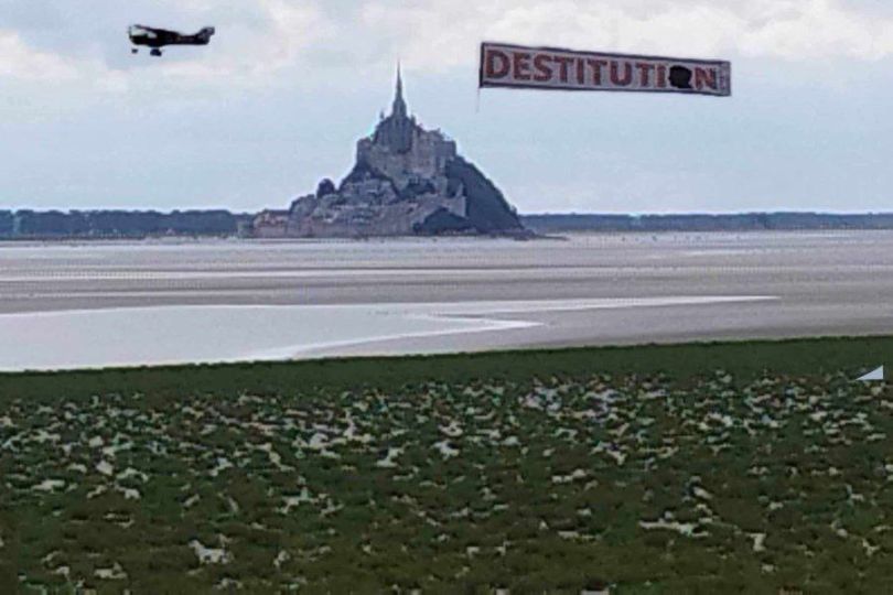 Banniere Destitution flottant au dessus du Mont Saint-Michel