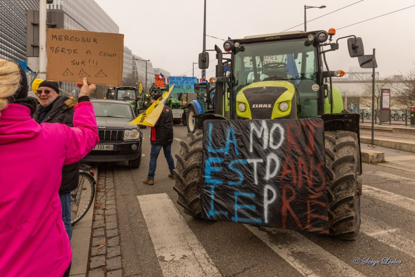 Ensemble pour les Libertés devant le Parlement européen en soutien aux agriculteurs